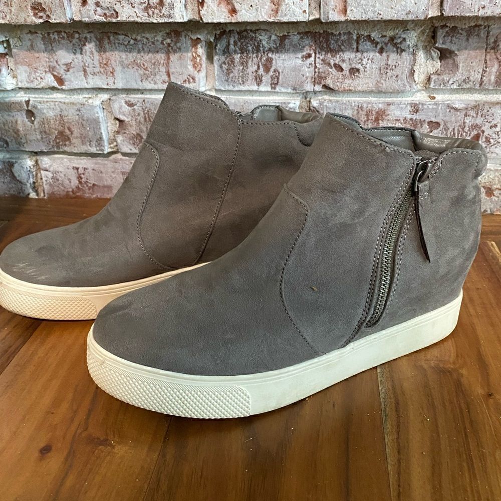 Universal Thread Woman’s Bootie Sneaker